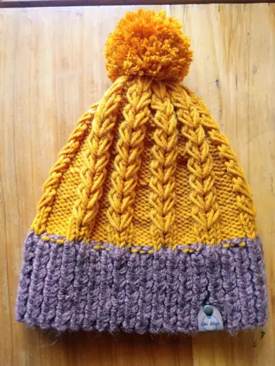 Gorro de lana tejido a mano amarillo y marrón - miniatura 1