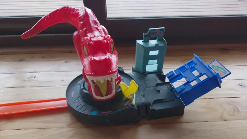 Pista de autos Hot Wheels con dinosaurio - 1