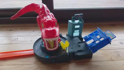 Pista de autos Hot Wheels con dinosaurio - miniatura 1