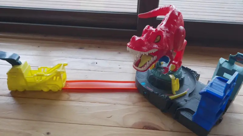 Pista de autos Hot Wheels con dinosaurio - 2