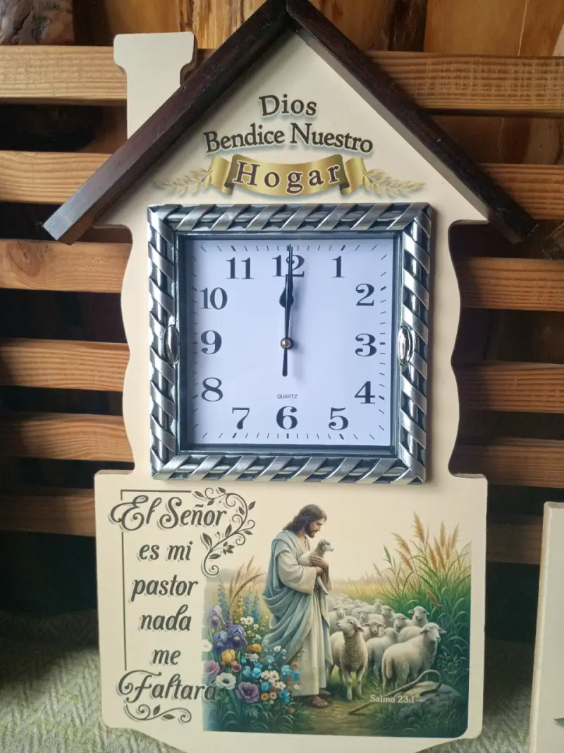 Reloj de pared con diseño religioso