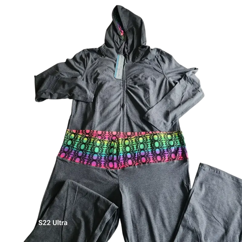 Conjunto deportivo gris con capucha y detalles coloridos