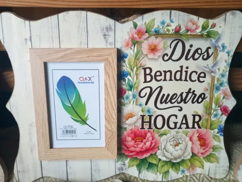 Marco decorativo con mensaje religioso y flores