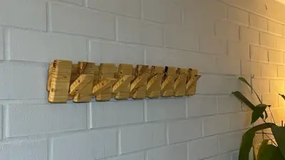 Perchero de pared de madera plegable - miniatura 1