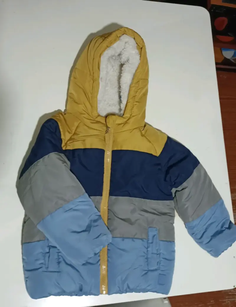 Chaqueta infantil acolchada tricolor con capucha
