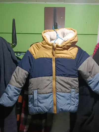 Chaqueta infantil acolchada tricolor con capucha - miniatura 2