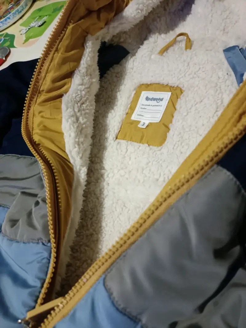Chaqueta infantil acolchada tricolor con capucha - 4