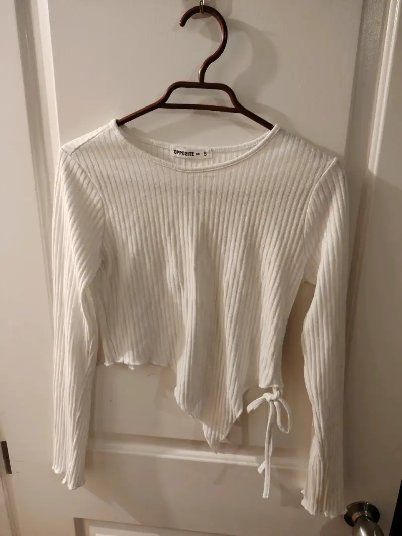 Polera blanca de canalé con lazo, sutiles brillos - 1