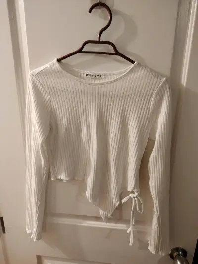 Polera blanca de canalé con lazo, sutiles brillos - miniatura 1