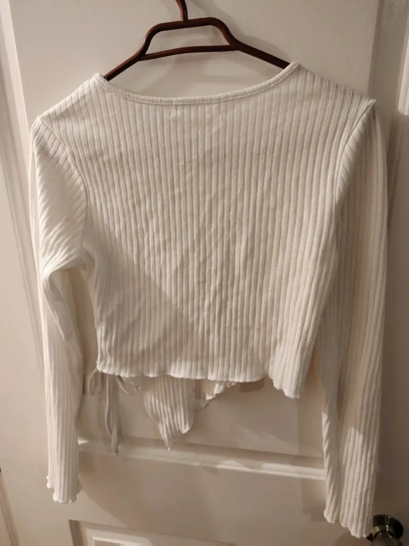 Polera blanca de canalé con lazo, sutiles brillos - 2