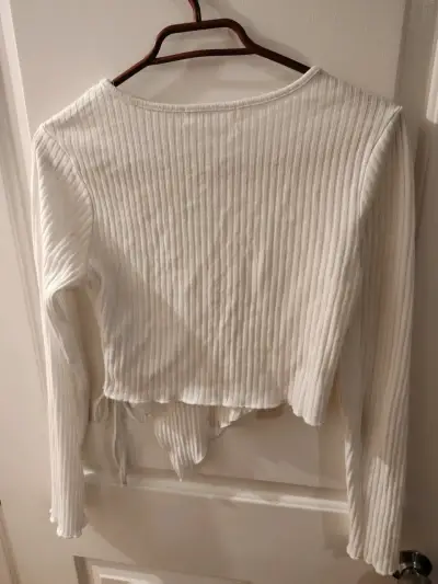 Polera blanca de canalé con lazo, sutiles brillos - miniatura 2