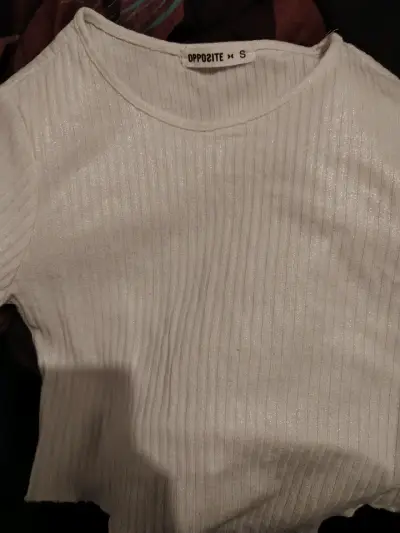 Polera blanca de canalé con lazo, sutiles brillos - miniatura 3