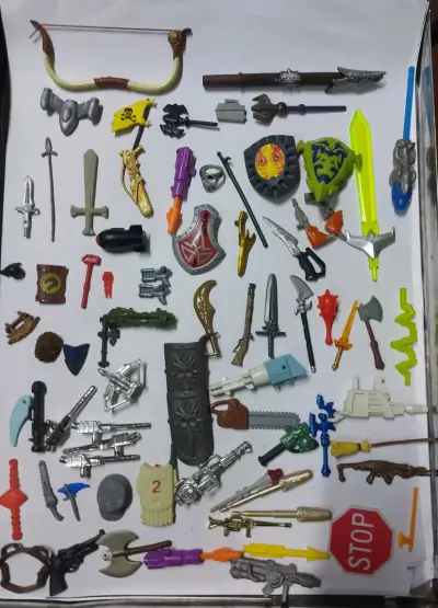 Lote de accesorios y armas para figuras de acción - miniatura 1