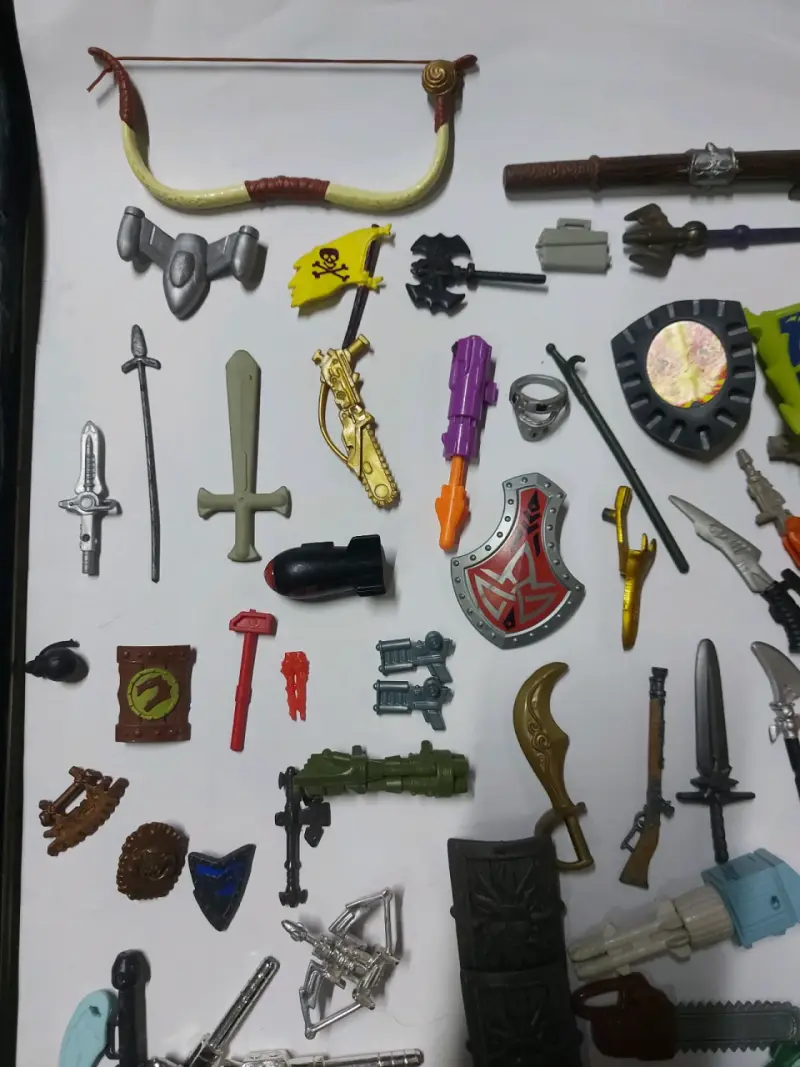 Lote de accesorios y armas para figuras de acción - 2