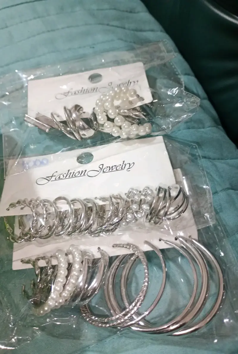 Set de aros de bisutería plateados y perlas