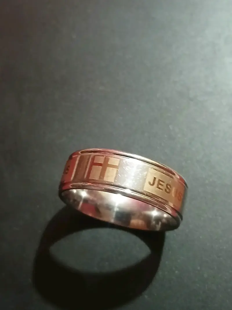 Anillo de acero quirúrgico con grabado religioso - 1