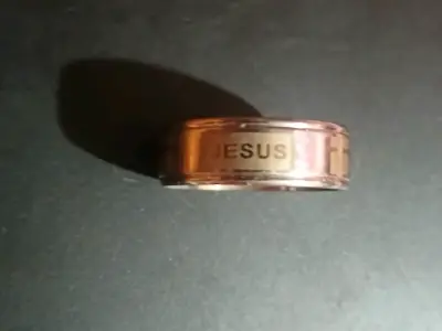 Anillo de acero quirúrgico con grabado religioso - miniatura 2