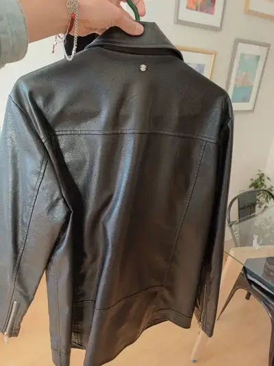 Chaqueta de cuero negra con cierre metálico - miniatura 2