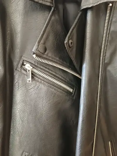 Chaqueta de cuero negra con cierre metálico - miniatura 3