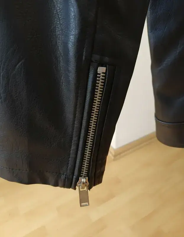 Chaqueta de cuero negra con cierre metálico - 6
