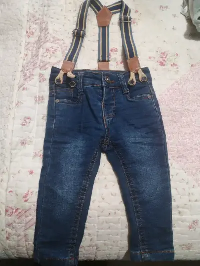 Pantalones de mezclilla para niño con tirantes - miniatura 1