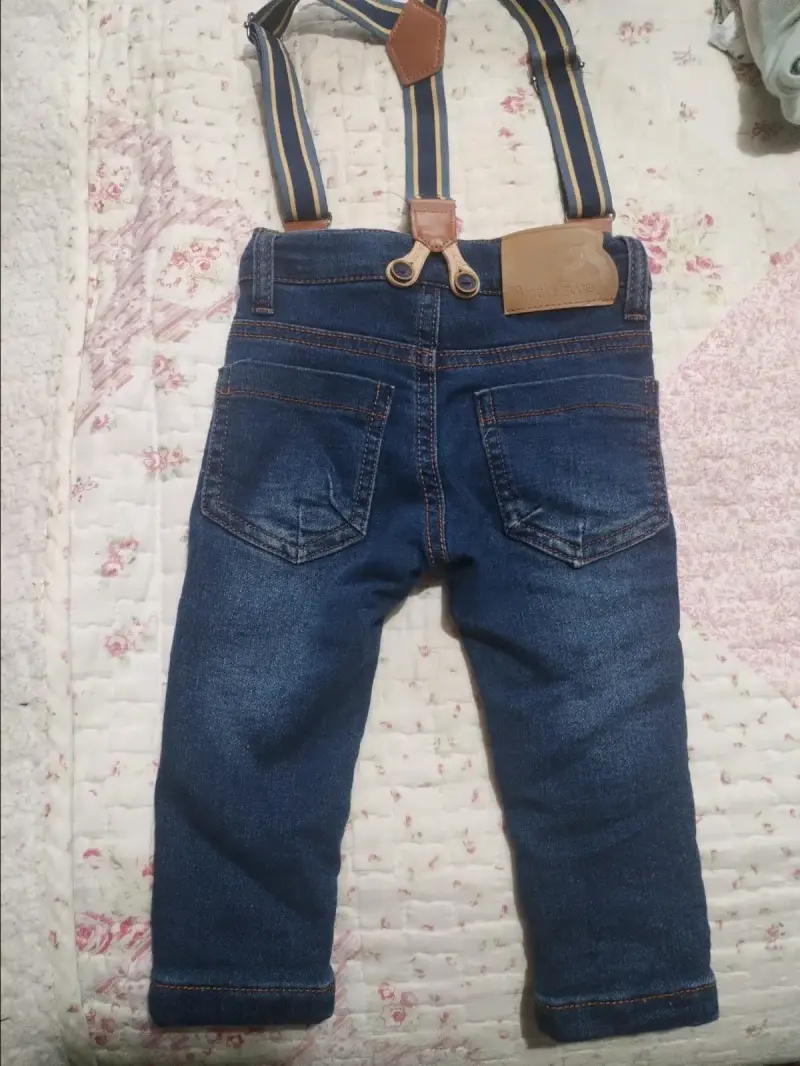 Pantalones de mezclilla para niño con tirantes - 2