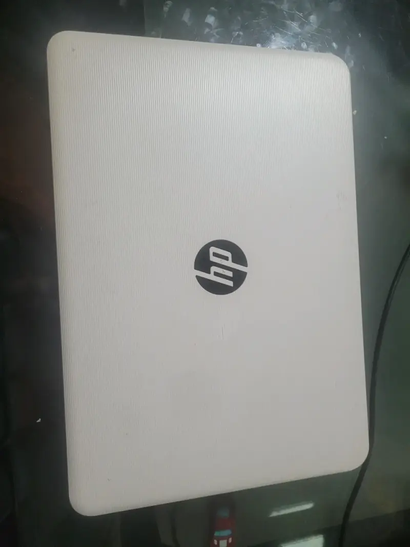 Notebook HP con pantalla de 14 pulgadas Windows 10 - 4