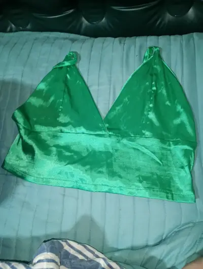 Top de bikini verde satinado - miniatura 2