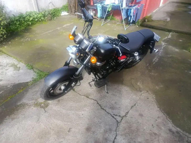 Motocicleta estilo cruiser negra en buen estado - 1