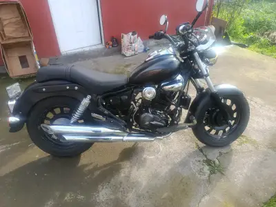 Motocicleta estilo cruiser negra en buen estado - miniatura 2