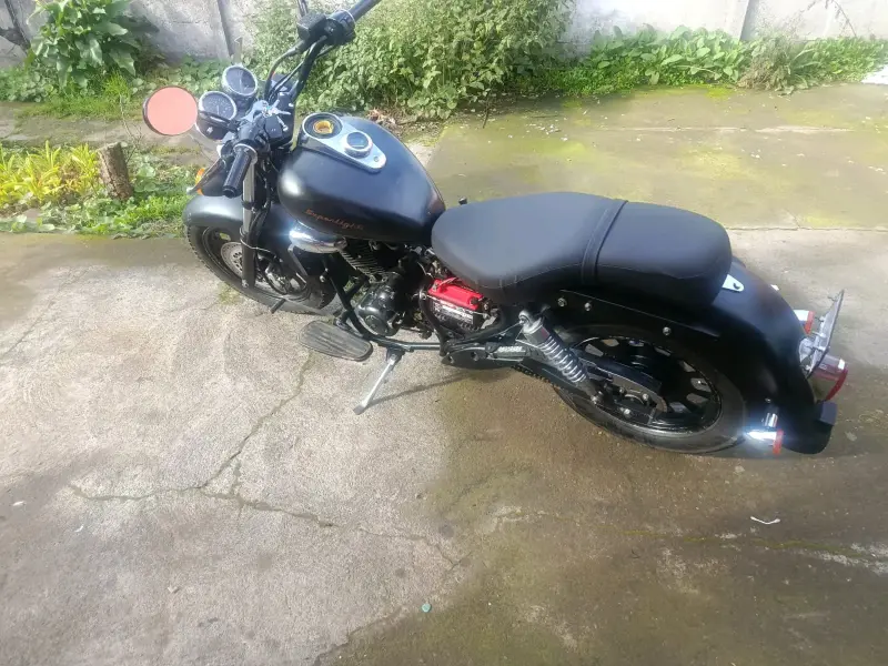 Motocicleta estilo cruiser negra en buen estado - 3