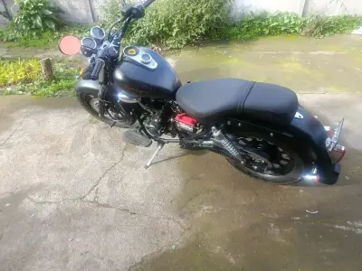 Motocicleta estilo cruiser negra en buen estado - miniatura 3