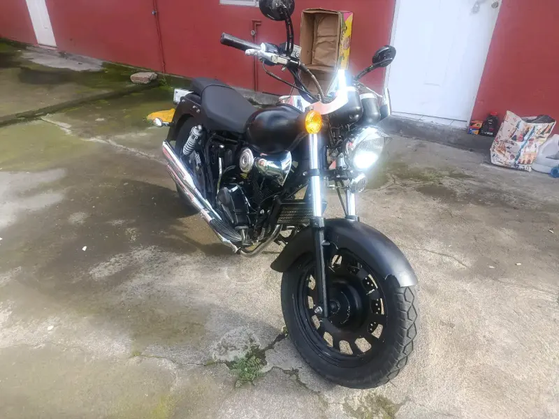 Motocicleta estilo cruiser negra en buen estado - 4