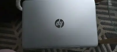 Laptop HP plateado en buen estado - miniatura 1