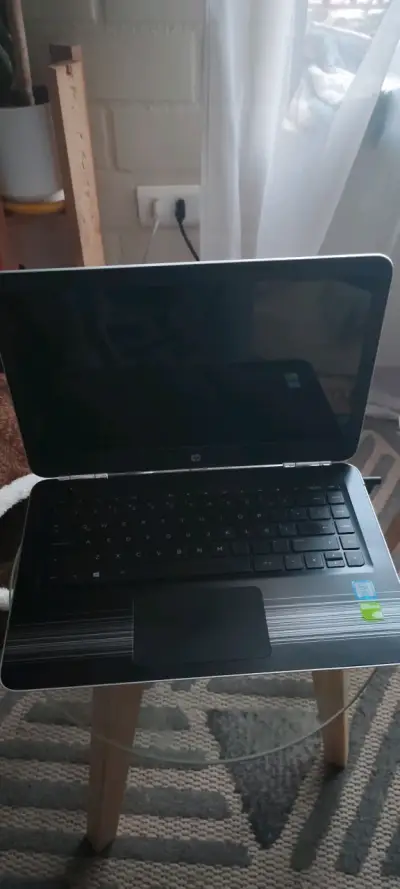 Laptop HP plateado en buen estado - miniatura 2