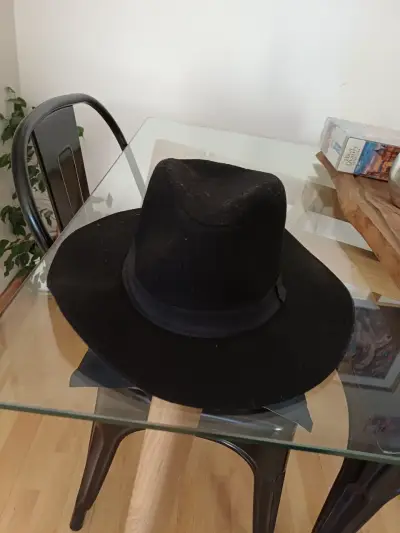Sombrero de fieltro negro elegante - miniatura 1