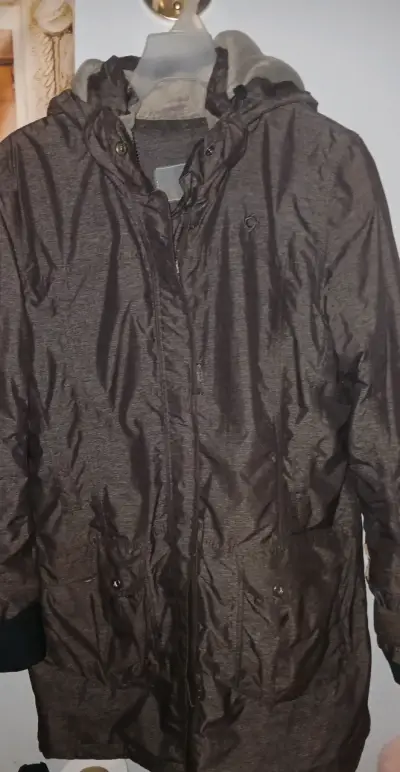 Parka marrón con capucha para invierno - miniatura 1