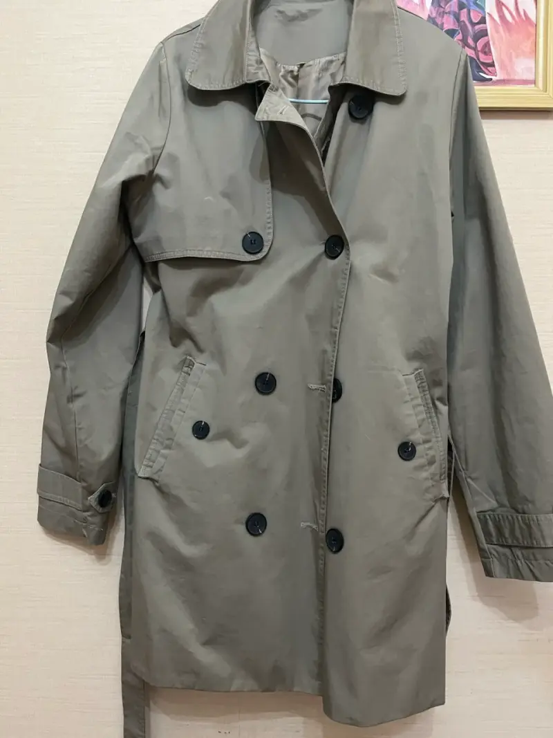 Abrigo trench coat beige clásico