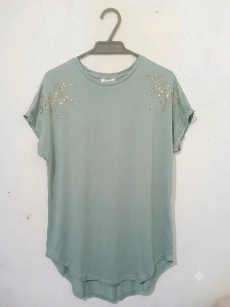 Polera verde con detalles brillantes - 1