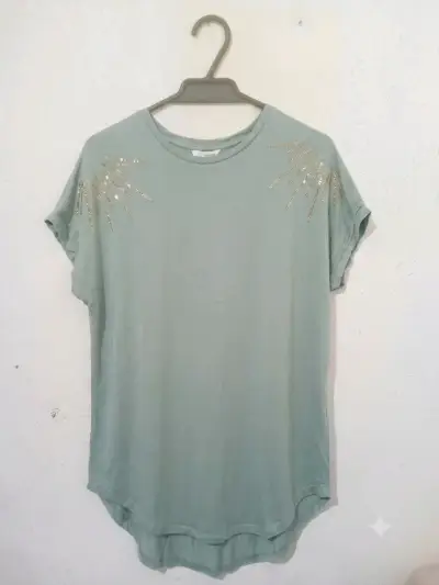 Polera verde con detalles brillantes - miniatura 1