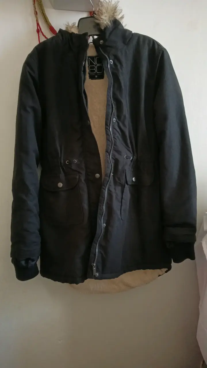 Parka negra con capucha de piel sintética - 1