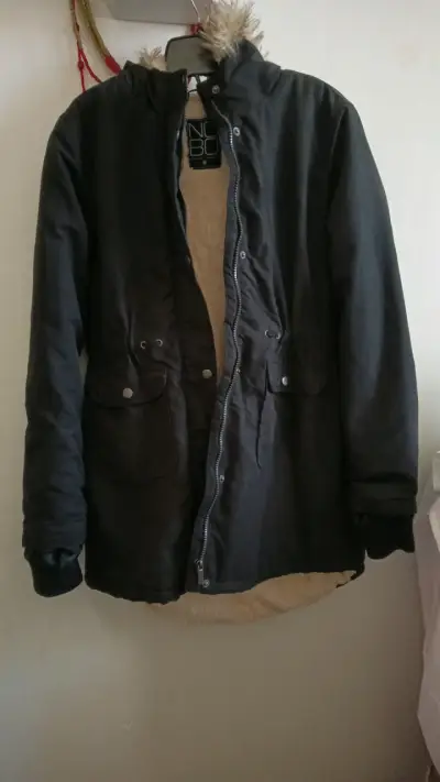 Parka negra con capucha de piel sintética - miniatura 1