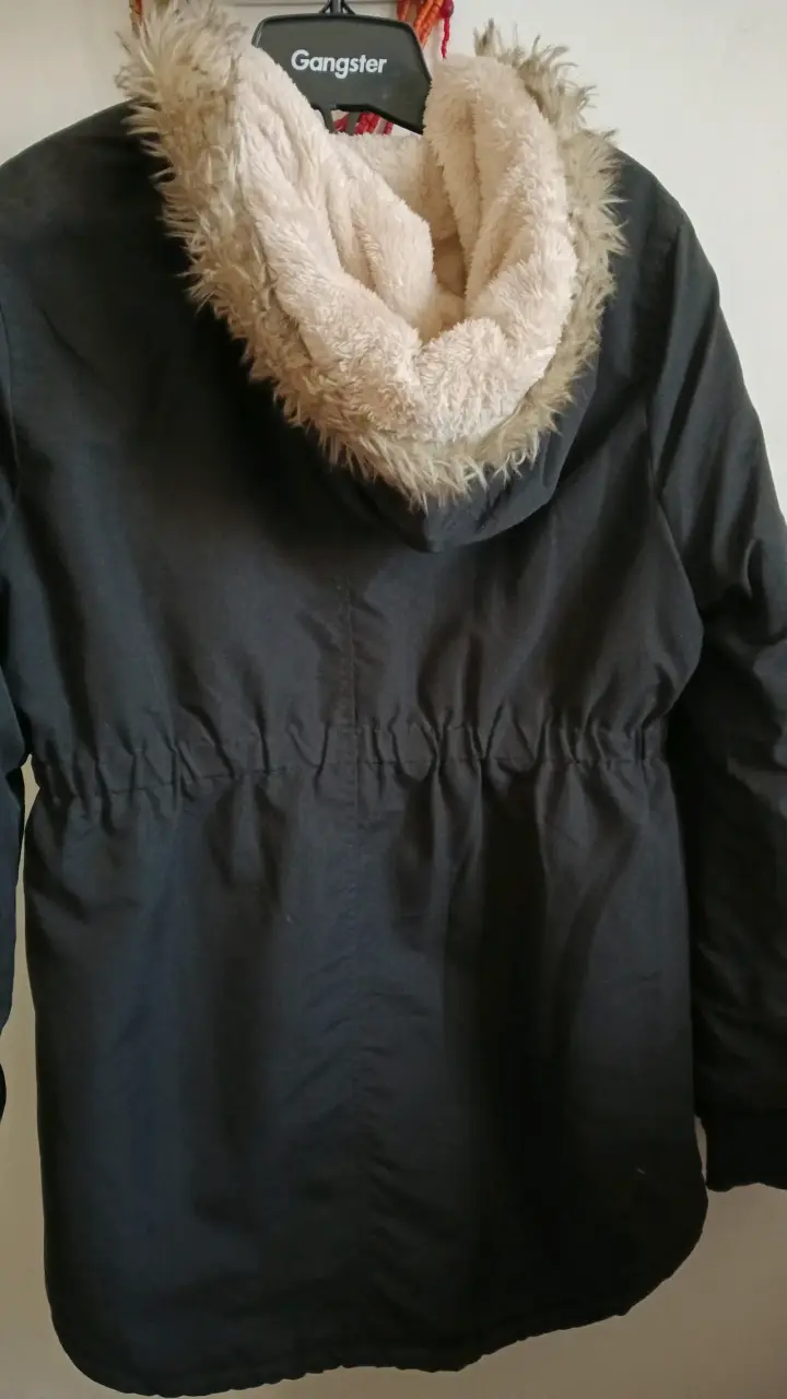 Parka negra con capucha de piel sintética - 2