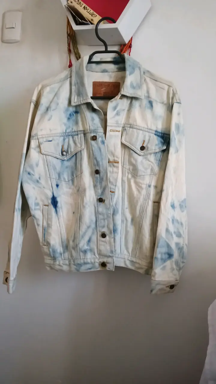 Chaqueta de mezclilla tie-dye azul