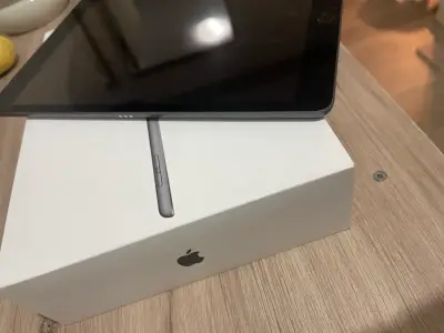 iPad Apple 7ma gen 128gb con caja original - miniatura 2