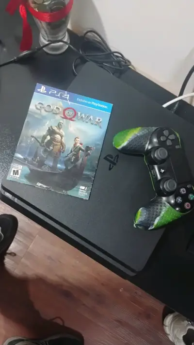 Consola PS4 con mando y juego God of War - miniatura 1