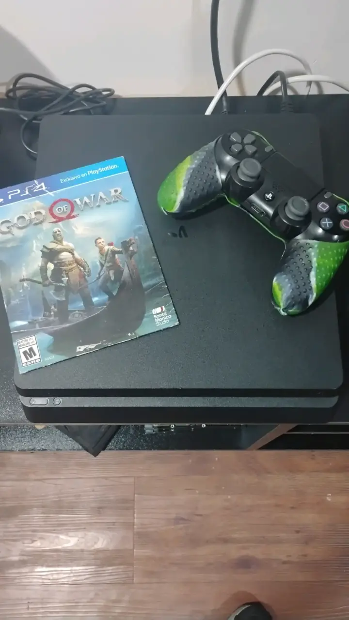 Consola PS4 con mando y juego God of War - 2