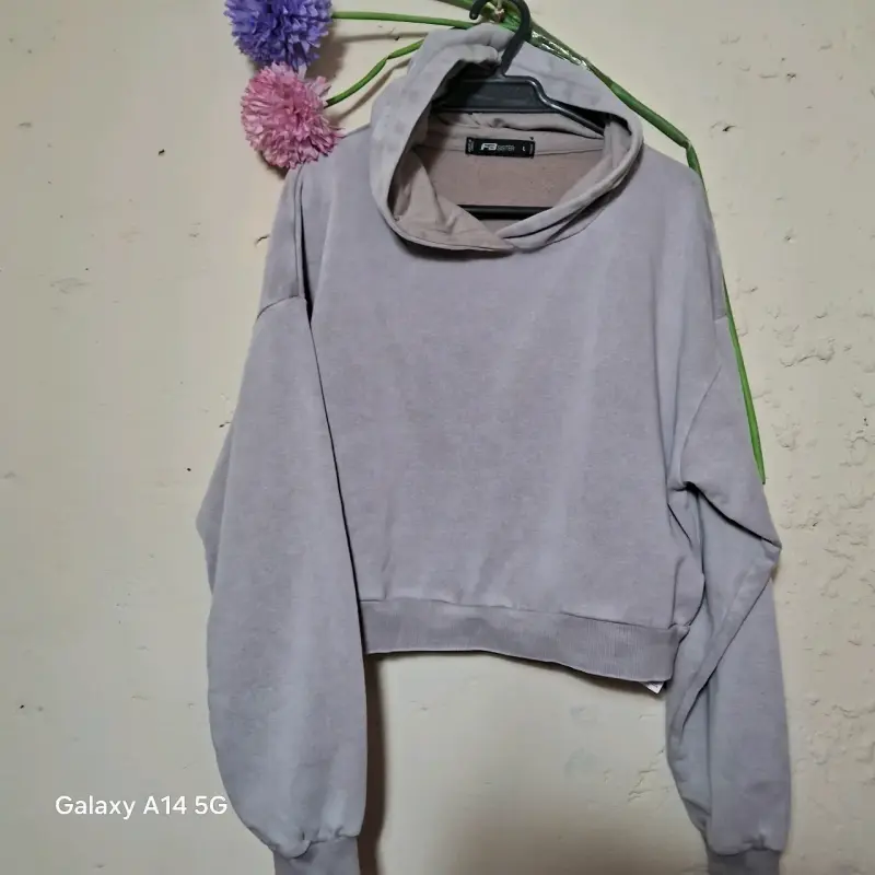 Polerón gris con capucha F2F estilo casual - 1