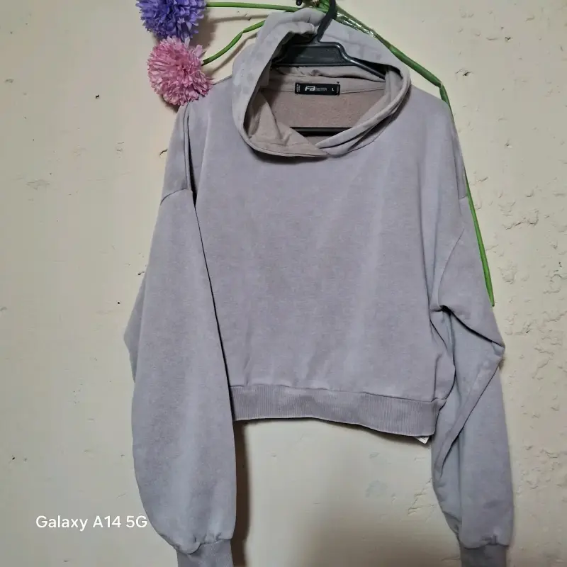 Polerón gris con capucha F2F estilo casual - 2