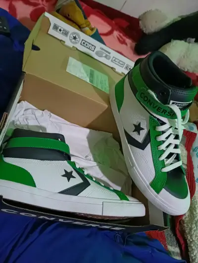 Zapatillas Converse verdes y blancas de cuero - miniatura 1